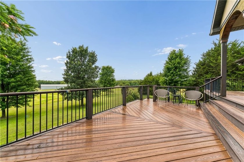 Enjoy peaceful country living in this spacious 4-bedroom, 3 - photo 4