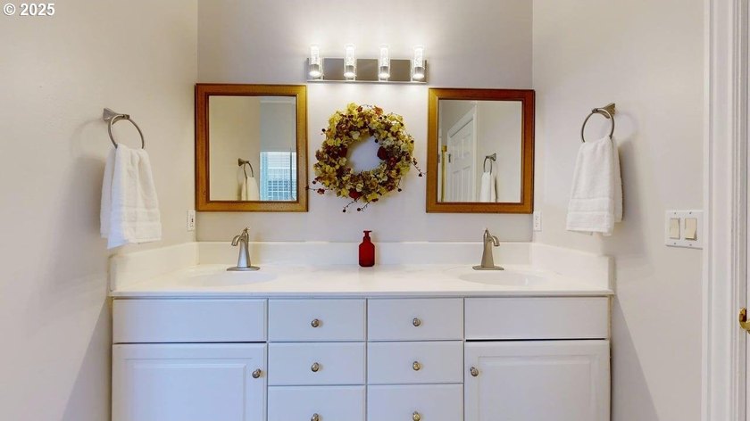 Spacious 4-bedroom, 3.5 bath residence with a rare 4-car garage - photo 25