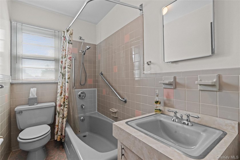 Welcome home to the East End of New Rochelle's highly desirable - photo 27