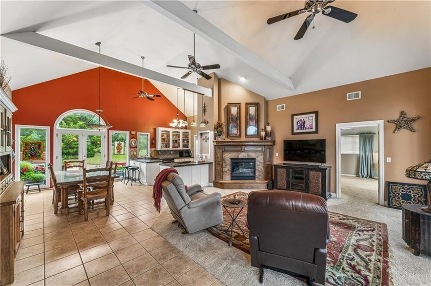 Enjoy peaceful country living in this spacious 4-bedroom, 3 - photo 8