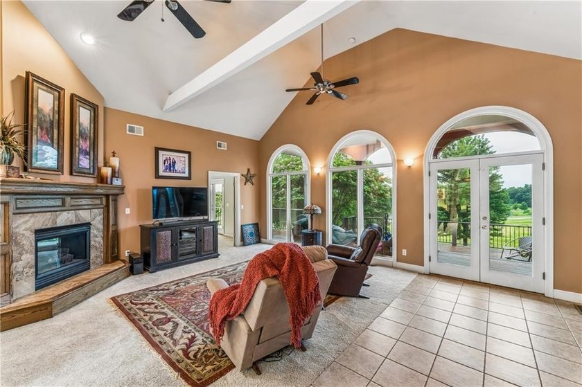 Enjoy peaceful country living in this spacious 4-bedroom, 3 - photo 9