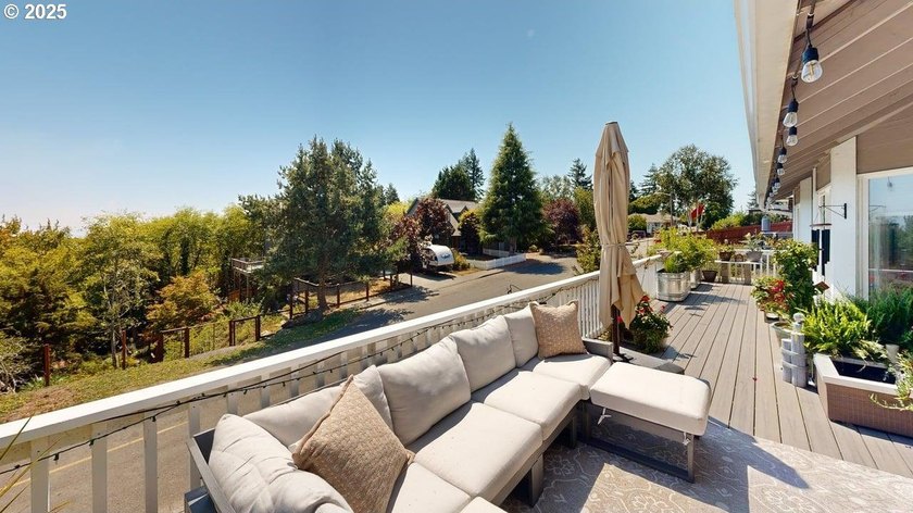 Spacious 4-bedroom, 3.5 bath residence with a rare 4-car garage - photo 30