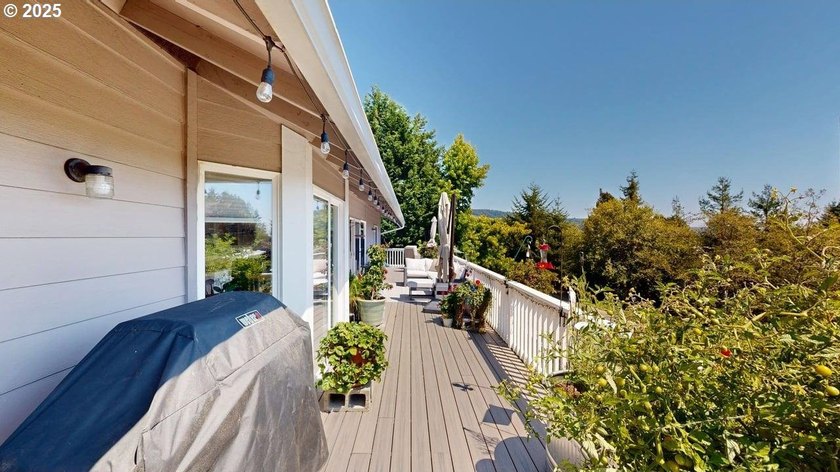 Spacious 4-bedroom, 3.5 bath residence with a rare 4-car garage - photo 31
