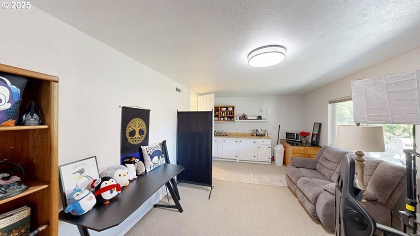 Spacious 4-bedroom, 3.5 bath residence with a rare 4-car garage - photo 35
