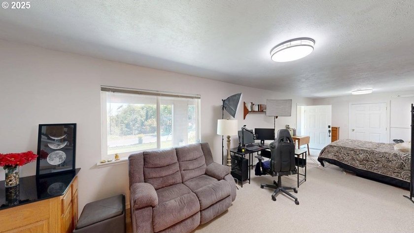 Spacious 4-bedroom, 3.5 bath residence with a rare 4-car garage - photo 36