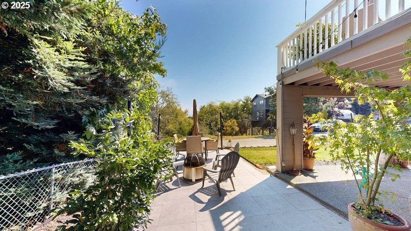 Spacious 4-bedroom, 3.5 bath residence with a rare 4-car garage - photo 37