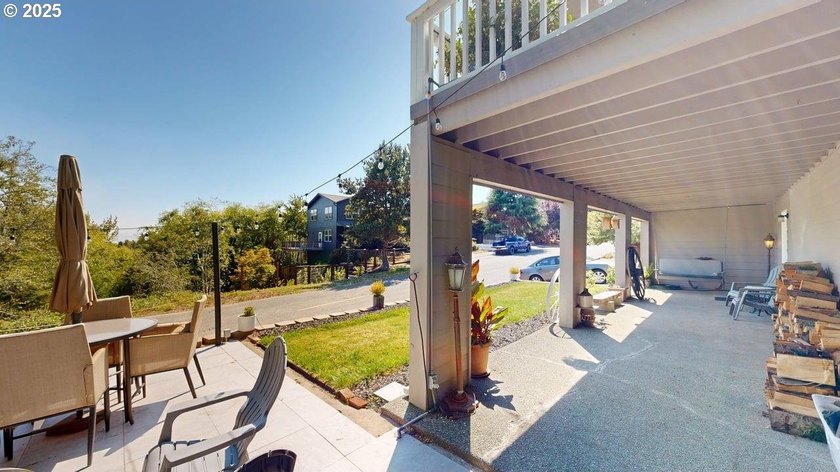 Spacious 4-bedroom, 3.5 bath residence with a rare 4-car garage - photo 38