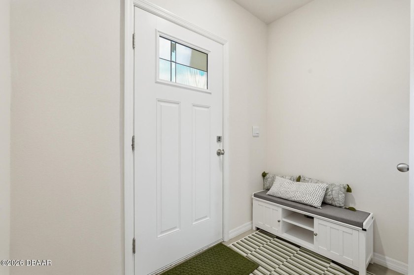 Your Port Orange paradise awaits. This sun-drenched, end-unit - photo 3