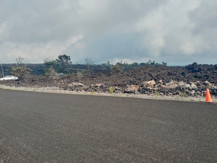 This lot features a natural blend of aa and pahoehoe lava with - photo 6