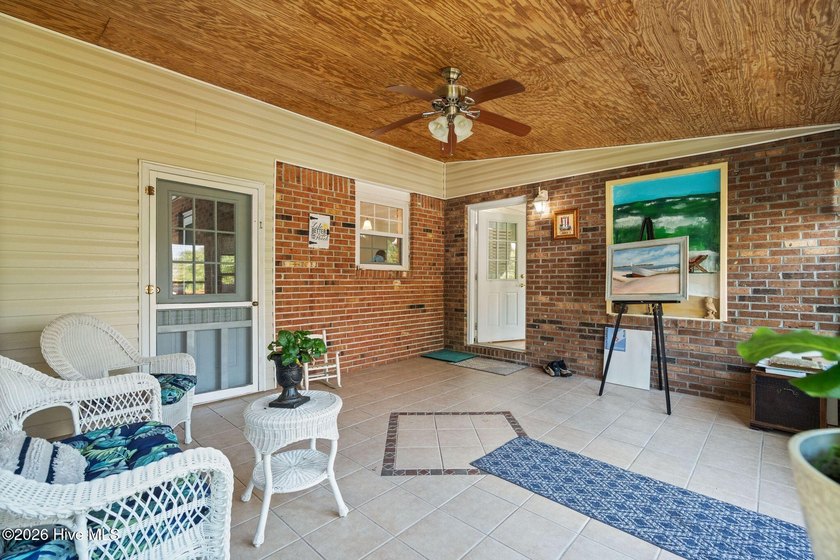 Welcome to 211 South Shore Drive an Oasis lake side retreat - photo 22