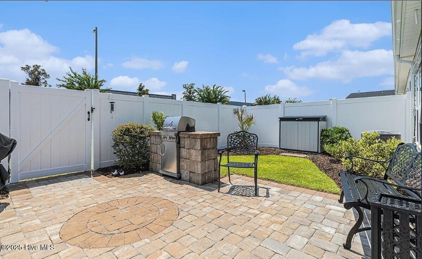 Upgraded 3BR/3BA townhome in desirable Queens Court. This - photo 22