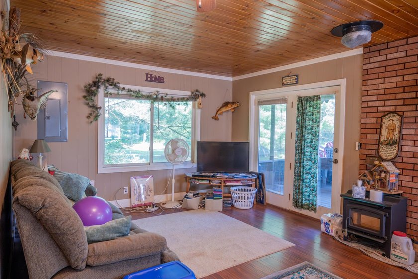 Escape to this charming Lake Front cabin, nestled on 1.7 acres - photo 6