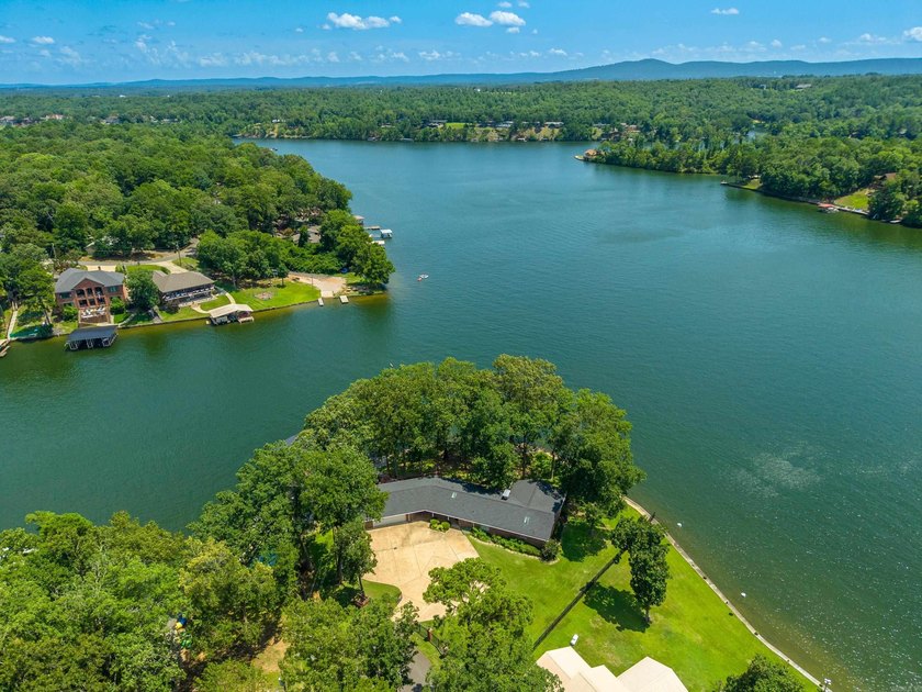 300+ ft of Waterfront on Lake Hamilton! Rare point lot, gated - photo 2