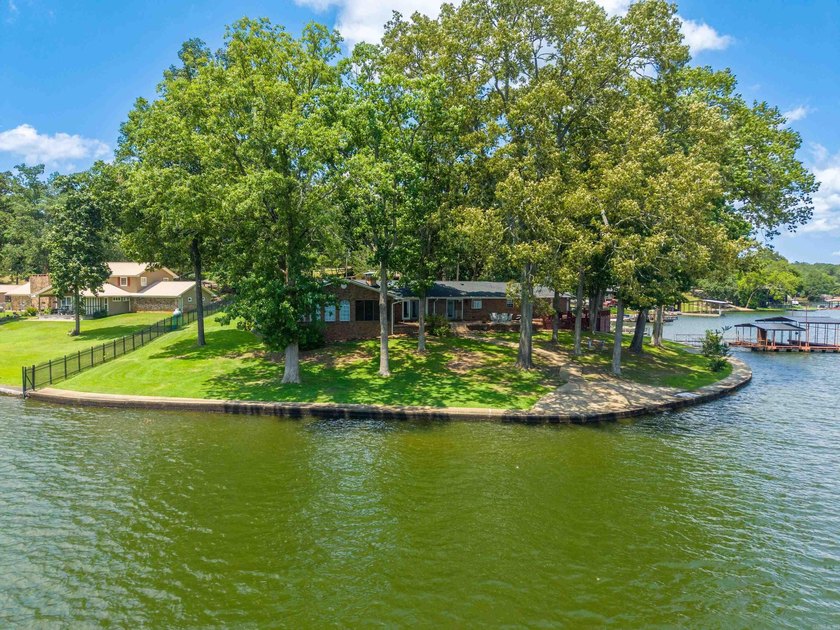 300+ ft of Waterfront on Lake Hamilton! Rare point lot, gated - photo 3