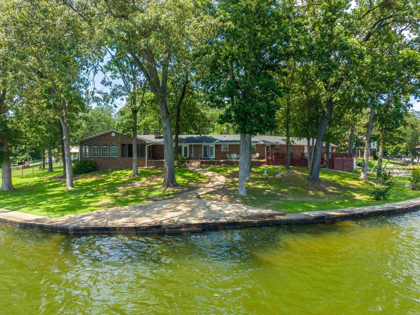 300+ ft of Waterfront on Lake Hamilton! Rare point lot, gated - photo 4