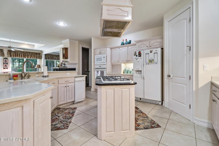 Experience luxury golf course living in this entertainer's dream - photo 13