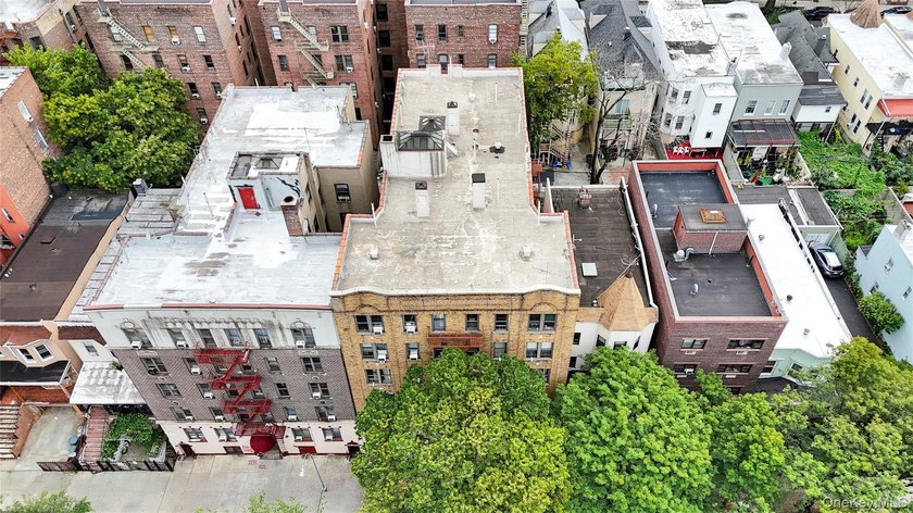 Welcome to this exceptional multi-family residential building - photo 2