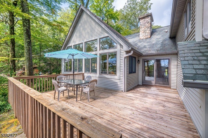 Contemporary Elegance with Stunning Lake Views. Welcome to this - photo 8