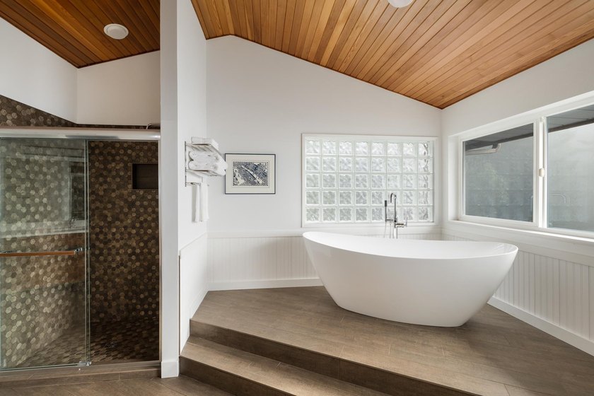 Sensational private parkland estate above Secret Cove in - photo 24