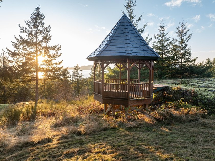 Sensational private parkland estate above Secret Cove in - photo 28