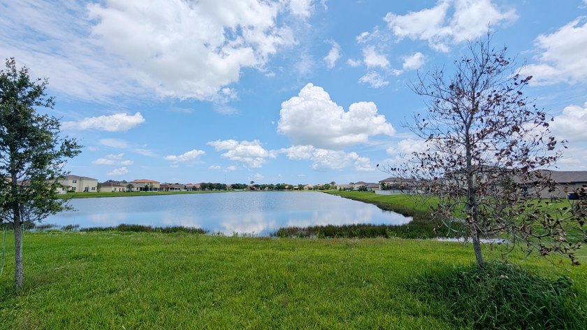 Beautifully 4-bedroom, 3 full bath home offering spacious living - photo 4
