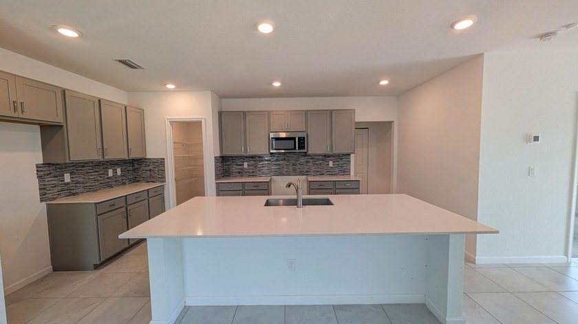 Beautifully 4-bedroom, 3 full bath home offering spacious living - photo 8