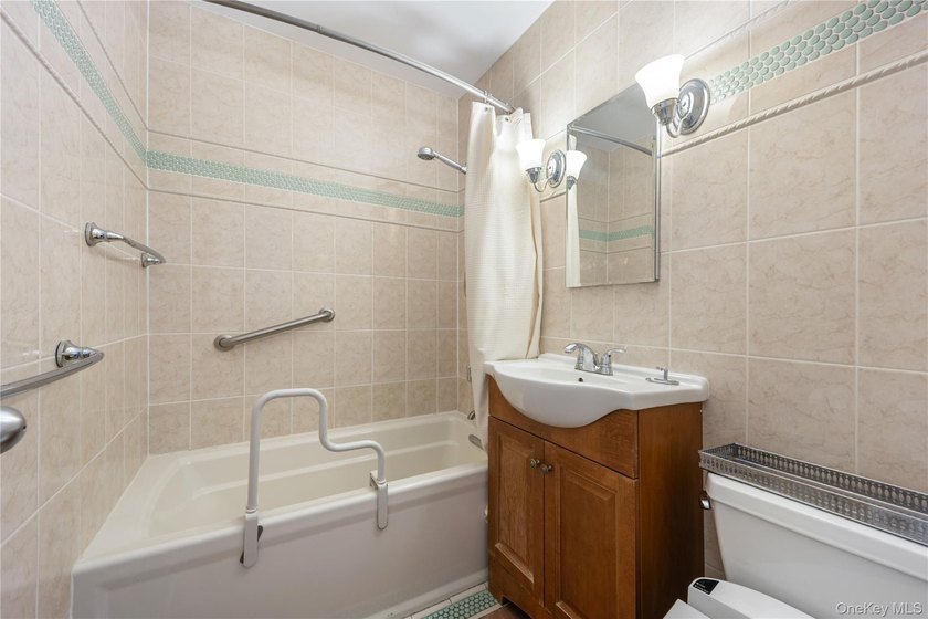 Welcome home to this spacious C-line unit at Bayside's Kennedy - photo 7