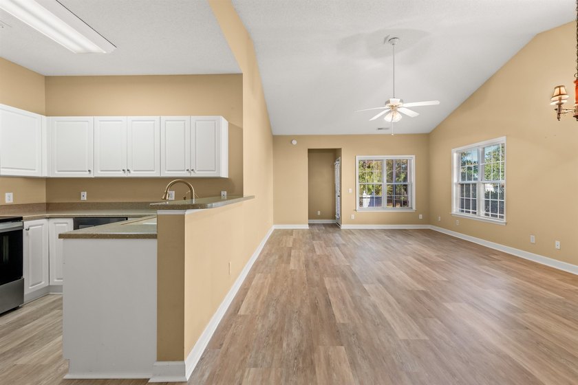 NEWLY REFRESHED &amp; MOVE-IN READY! Discover this inviting - photo 13