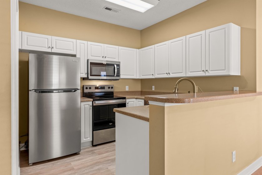 NEWLY REFRESHED &amp; MOVE-IN READY! Discover this inviting - photo 14
