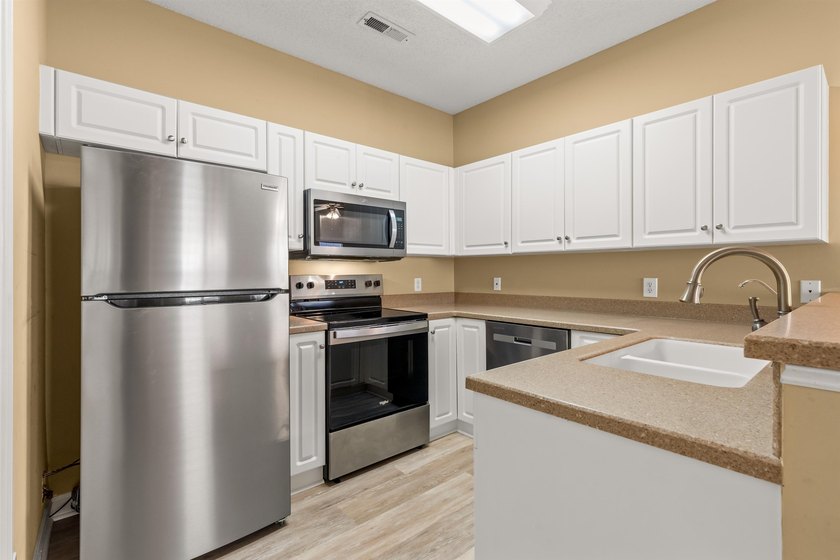 NEWLY REFRESHED &amp; MOVE-IN READY! Discover this inviting - photo 15