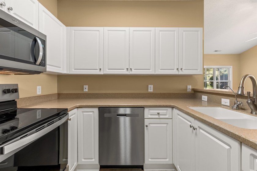 NEWLY REFRESHED &amp; MOVE-IN READY! Discover this inviting - photo 16