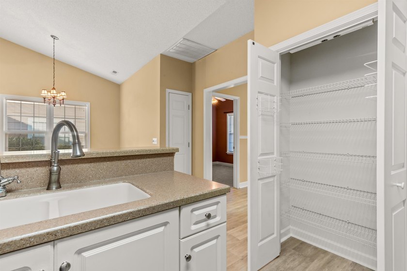 NEWLY REFRESHED &amp; MOVE-IN READY! Discover this inviting - photo 17