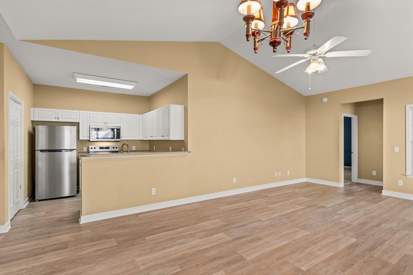 NEWLY REFRESHED &amp; MOVE-IN READY! Discover this inviting - photo 20