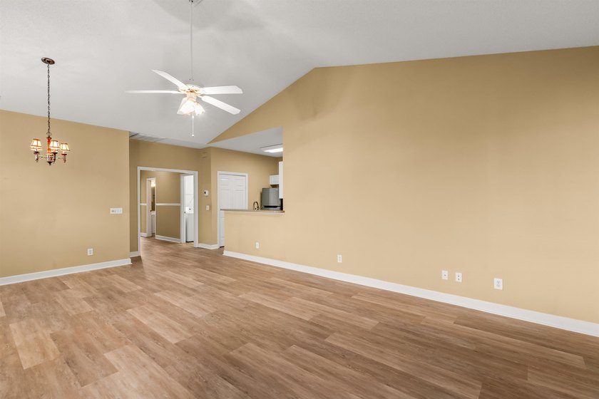 NEWLY REFRESHED &amp; MOVE-IN READY! Discover this inviting - photo 22