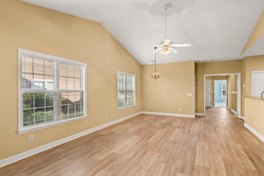 NEWLY REFRESHED &amp; MOVE-IN READY! Discover this inviting - photo 23