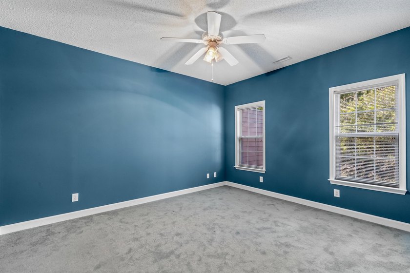 NEWLY REFRESHED &amp; MOVE-IN READY! Discover this inviting - photo 24