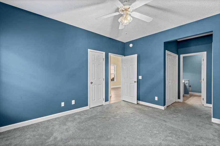 NEWLY REFRESHED &amp; MOVE-IN READY! Discover this inviting - photo 25