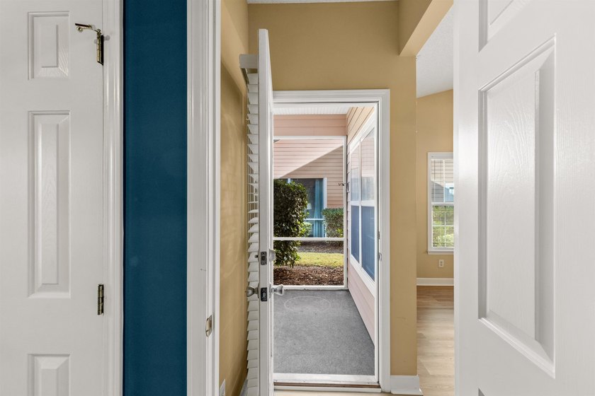 NEWLY REFRESHED &amp; MOVE-IN READY! Discover this inviting - photo 30