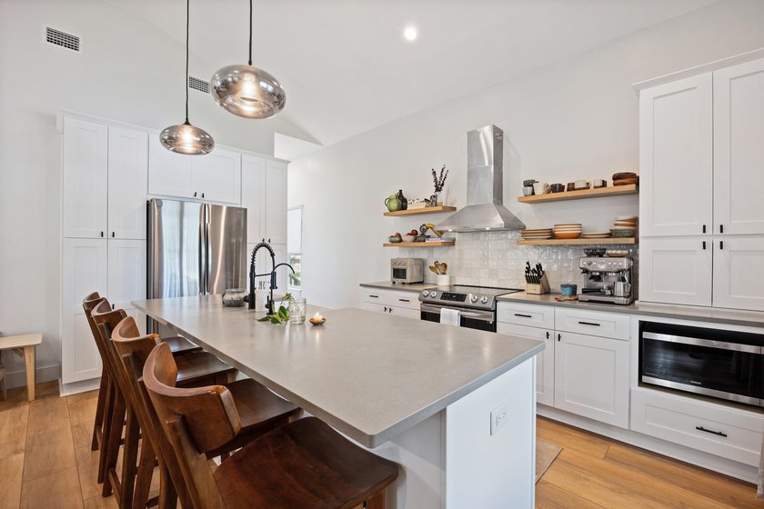 Custom built 3-bedroom Florida cottage with a metal roof, modern - photo 11