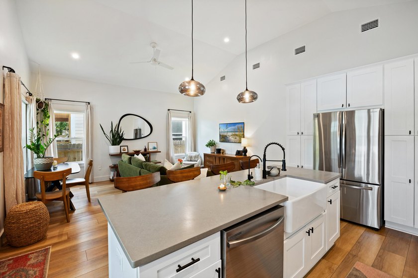 Custom built 3-bedroom Florida cottage with a metal roof, modern - photo 12