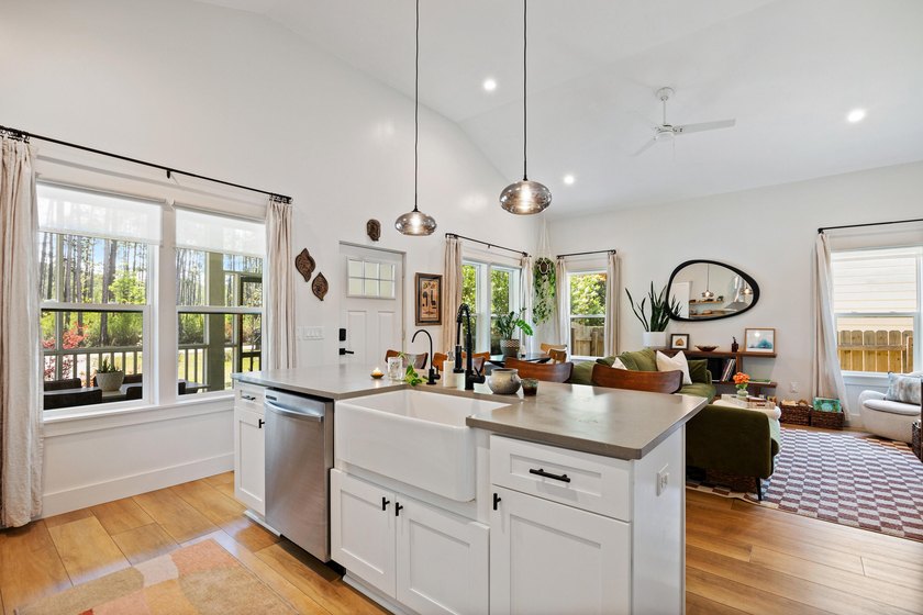 Custom built 3-bedroom Florida cottage with a metal roof, modern - photo 13