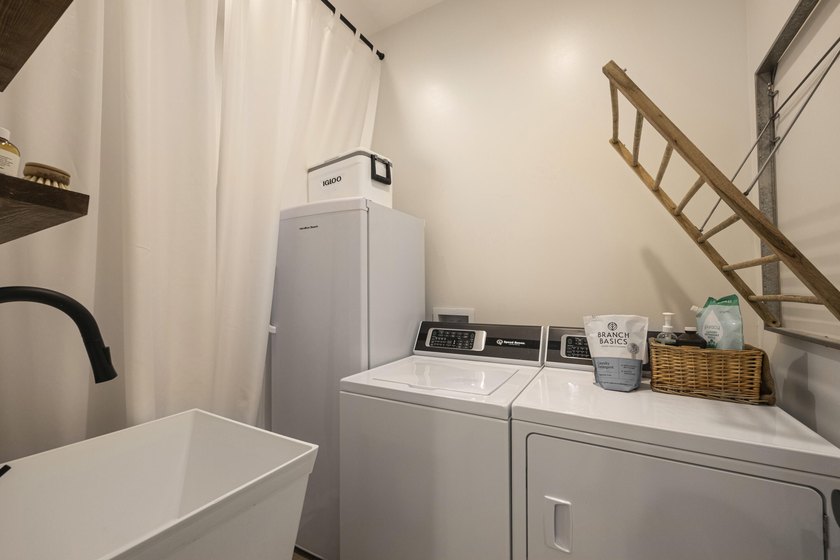 Custom built 3-bedroom Florida cottage with a metal roof, modern - photo 23