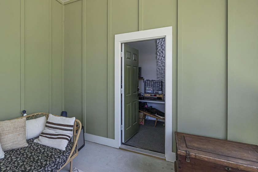 Custom built 3-bedroom Florida cottage with a metal roof, modern - photo 27