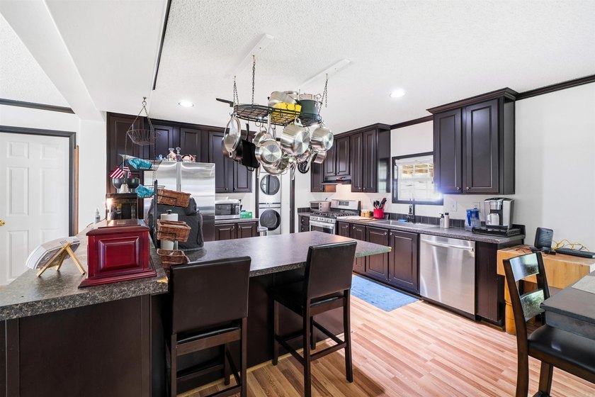 Discover the perfect blend of comfort, space, and lake living! - photo 8