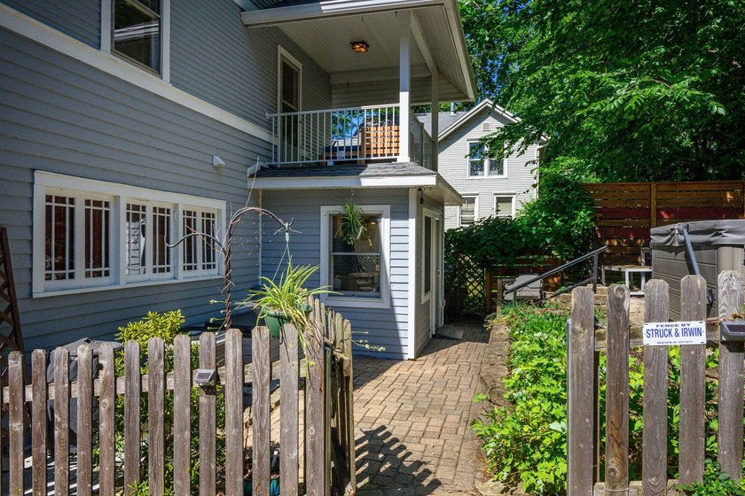 Timeless 1924 Craftsman beautifully blends historic character - photo 3