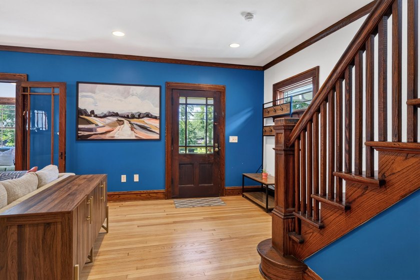 Timeless 1924 Craftsman beautifully blends historic character - photo 7