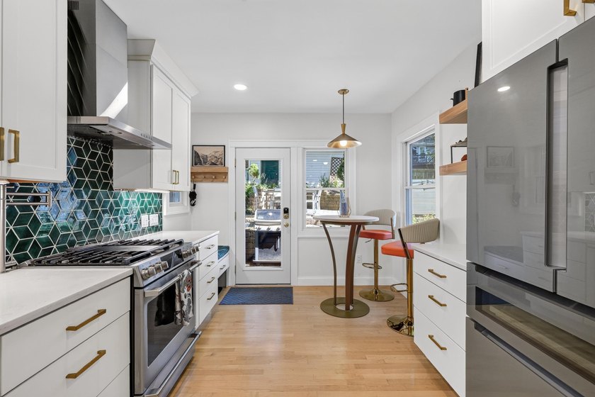 Timeless 1924 Craftsman beautifully blends historic character - photo 10