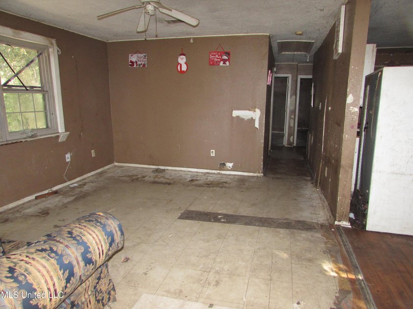 Beautiful large oak trees surround this 3bdrm 1bth home. No - photo 3