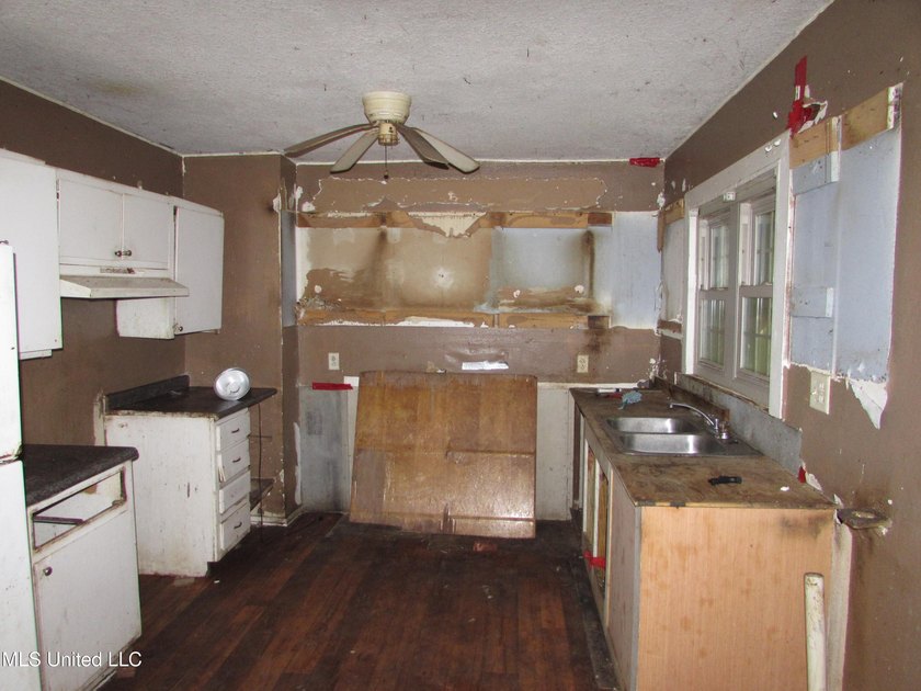 Beautiful large oak trees surround this 3bdrm 1bth home. No - photo 4