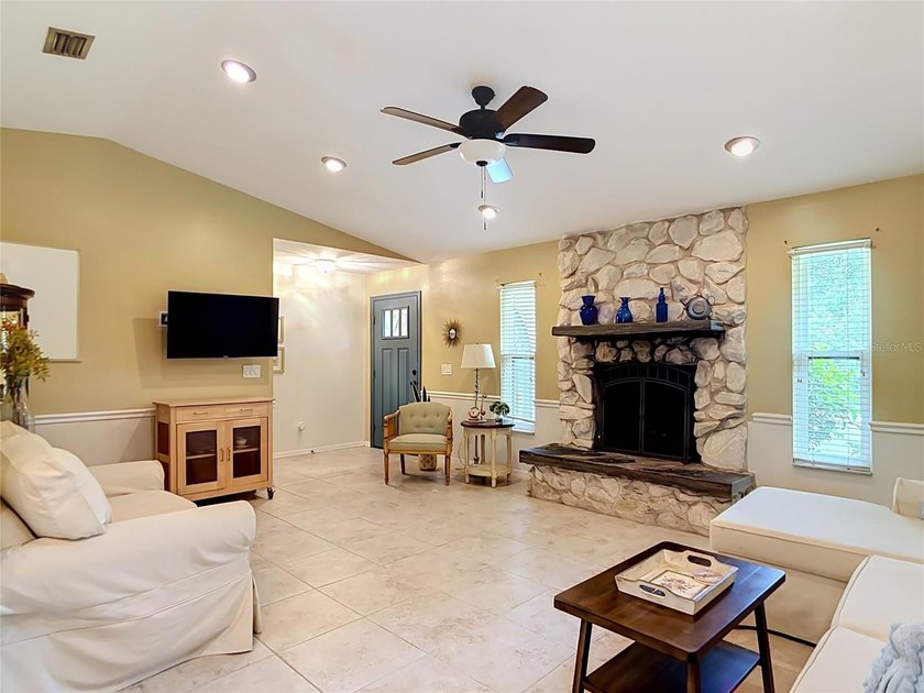 Welcome home to this charming, beautifully updated, furnished - photo 8